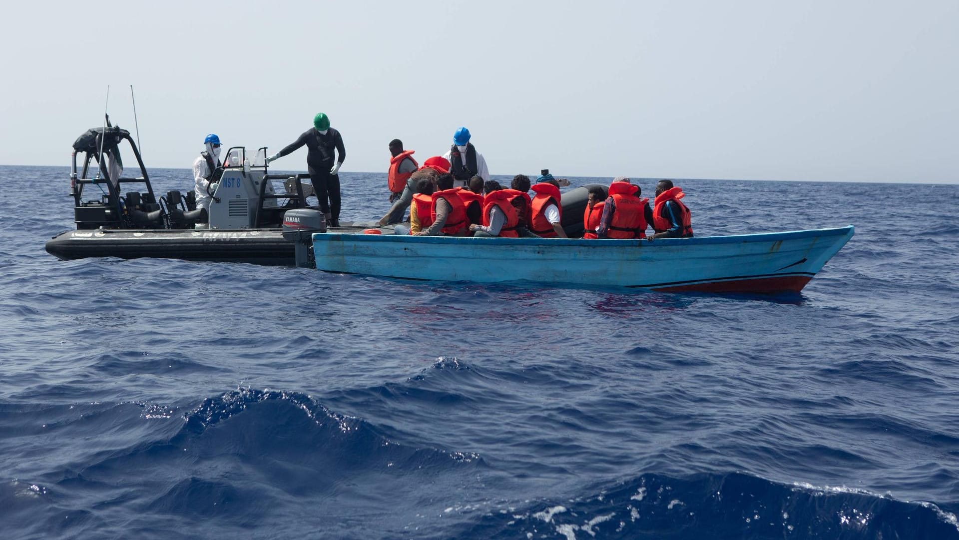 Migranten in einem Holzboot vor Lampedusa (Archivbild): Rund 70 Kilometer vor der Insel Lampedusa sind 67 Migranten von der italienischen Hilfsorganisation Mediterranea gerettet worden.