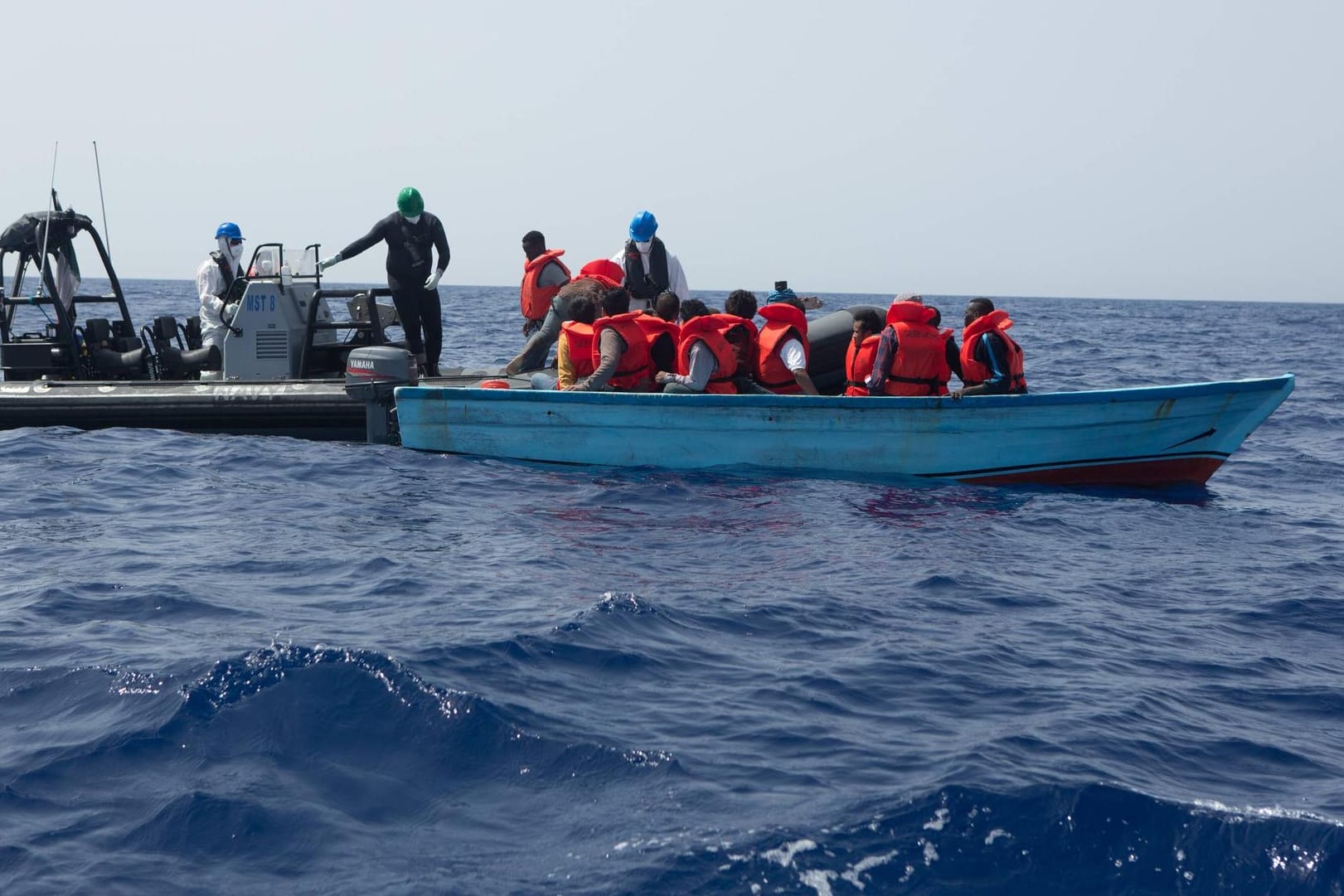 Migranten in einem Holzboot vor Lampedusa (Archivbild): Rund 70 Kilometer vor der Insel Lampedusa sind 67 Migranten von der italienischen Hilfsorganisation Mediterranea gerettet worden.