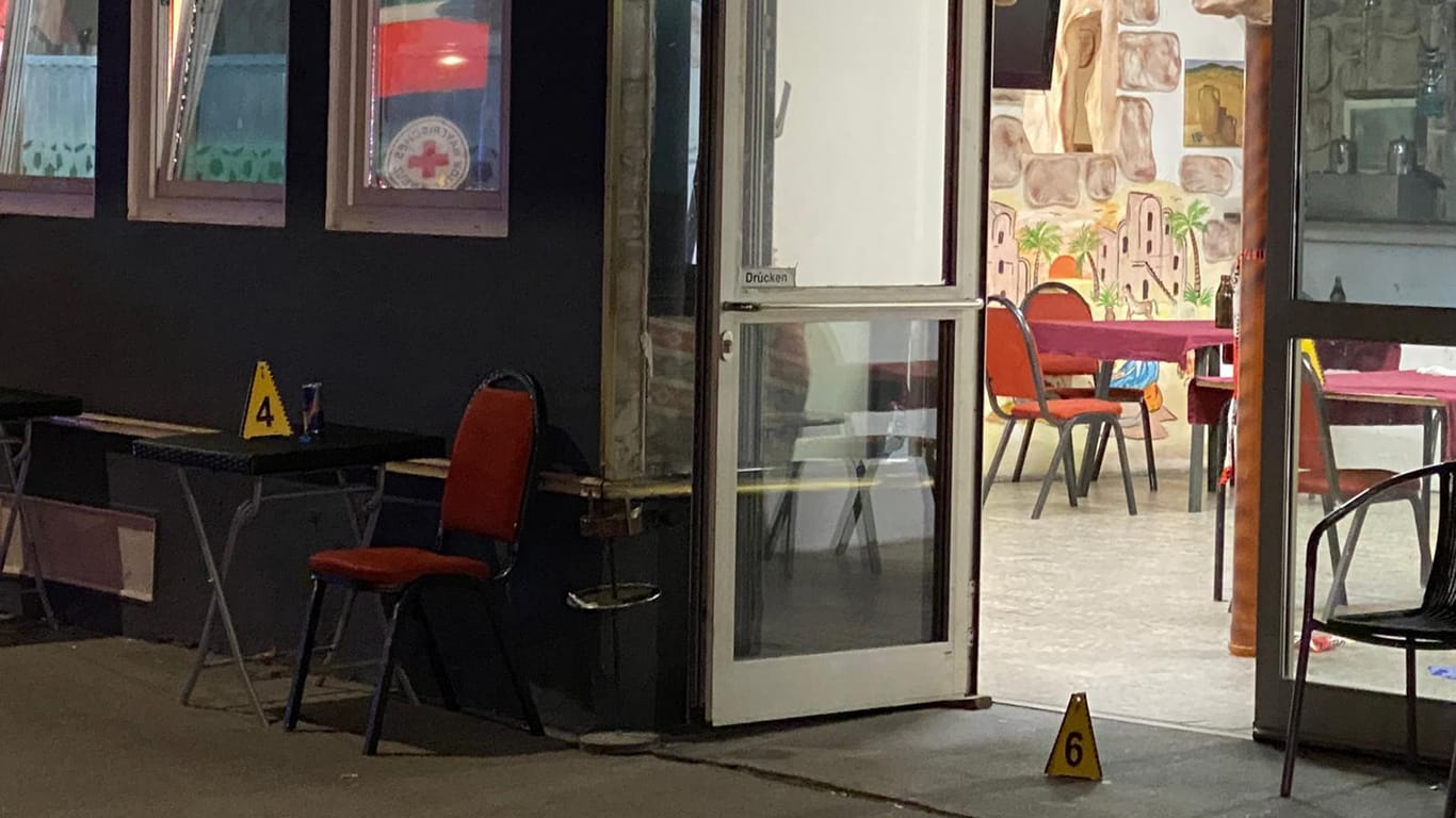 Spurensicherung und Kriminalpolizei untersuchen den Tatort: In einem Internetcafé in Ingolstadt ist am Freitagabend ein Mann getötet worden.