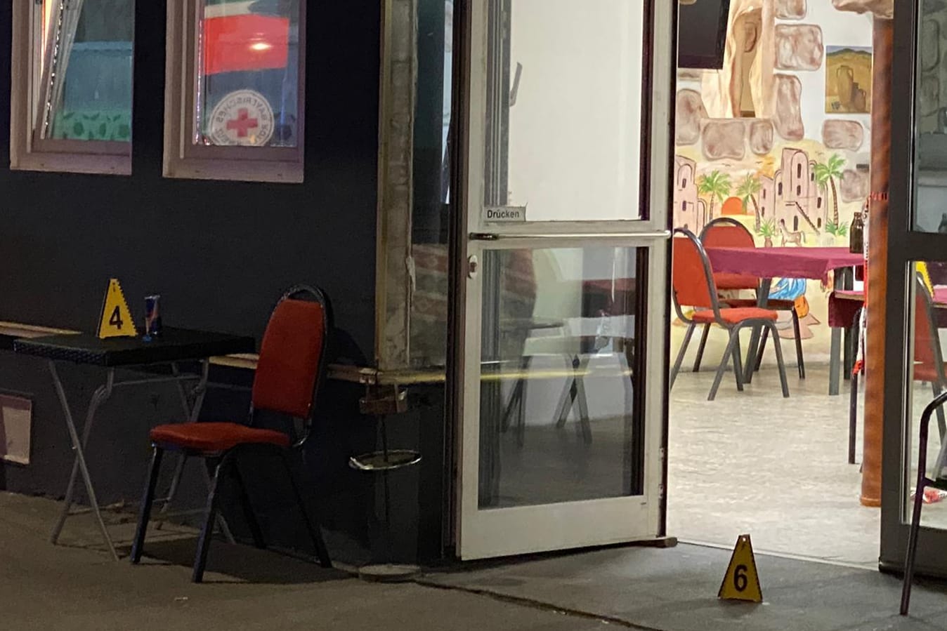 Spurensicherung und Kriminalpolizei untersuchen den Tatort: In einem Internetcafé in Ingolstadt ist am Freitagabend ein Mann getötet worden.