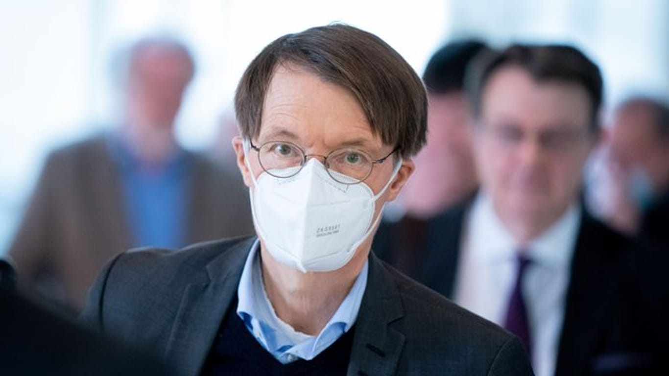 Karl Lauterbach (SPD) trägt einen Mund-Nasen-Schutz