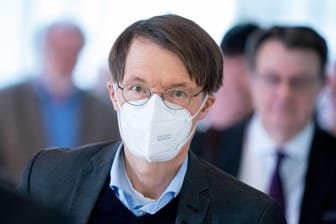 Karl Lauterbach (SPD) trägt einen Mund-Nasen-Schutz