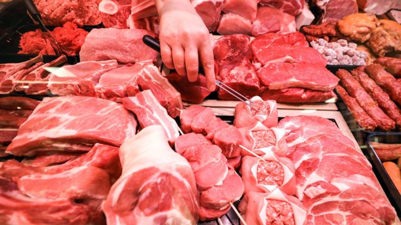 Verschiedene Sorten Schweinefleisch und Rindfleisch liegen n einer Fleischtheke in einem Supermarkt.