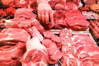 Verschiedene Sorten Schweinefleisch und Rindfleisch liegen n einer Fleischtheke in einem Supermarkt.