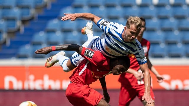 Duisburgs Lukas Boeder (oben) im Zweikampf mit Rostocks Aaron Opoku. Duisburgs Lukas Boeder (oben) im Zweikampf mit Rostocks Aaron Opoku.