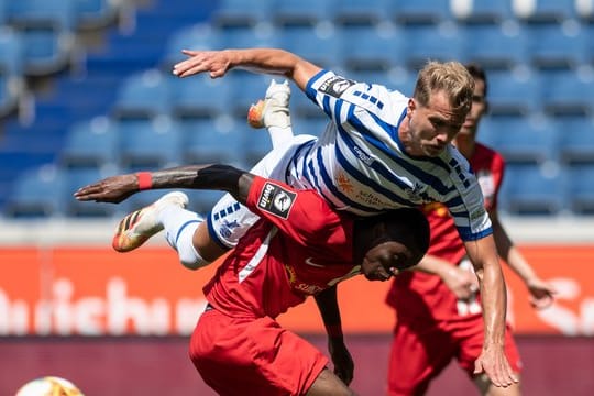Duisburgs Lukas Boeder (oben) im Zweikampf mit Rostocks Aaron Opoku.