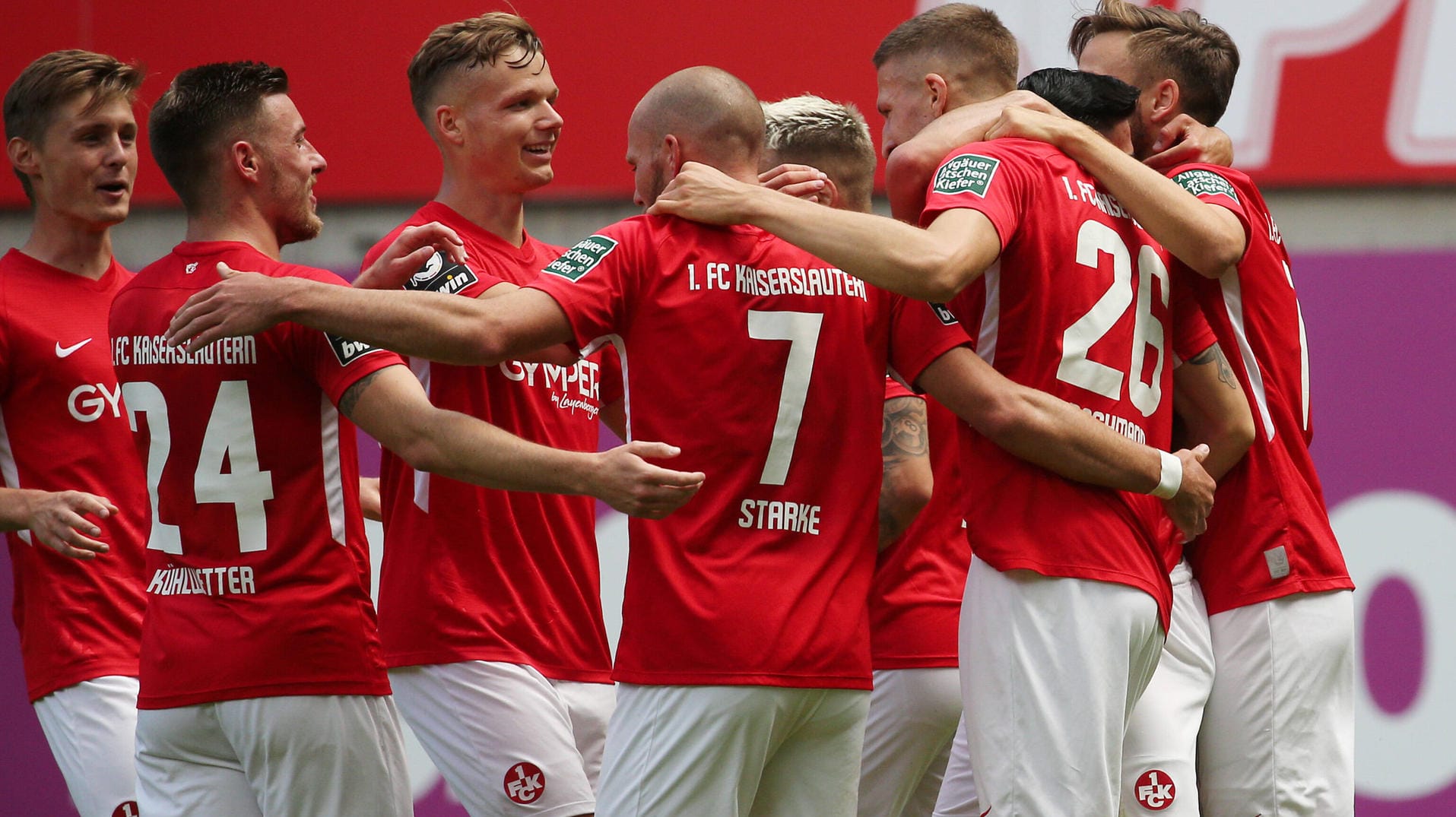 Jubel bei den Lauterern: Der FCK gewann locker gegen Uerdingen.