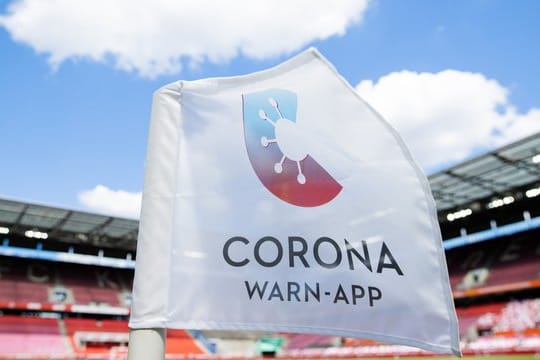 Ein Hinweis auf die Corona-Warn-App auf einer Eckfahne im im RheinEnergieStadion in Köln.