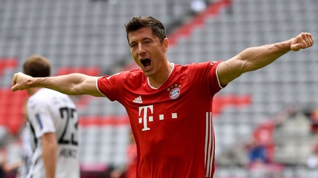 Bayerns Robert Lewandowski schraubte sein Torkonto gegen den SC Freiburg weiter nach oben. Bayerns Robert Lewandowski schraubte sein Torkonto gegen den SC Freiburg weiter nach oben.