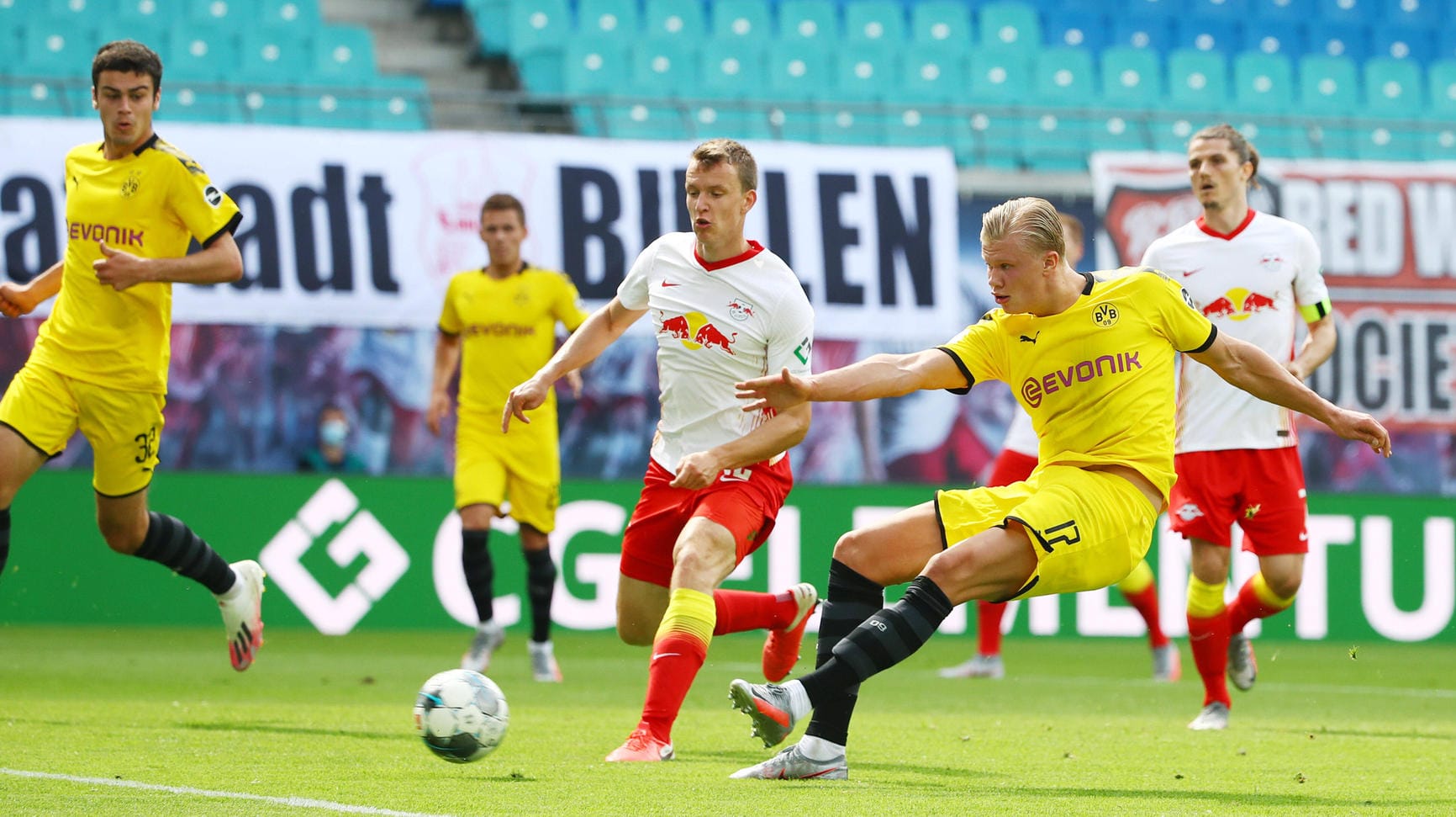 Dortmunds Haaland (M.) beim Abschluss im Spiel in Leipzig.