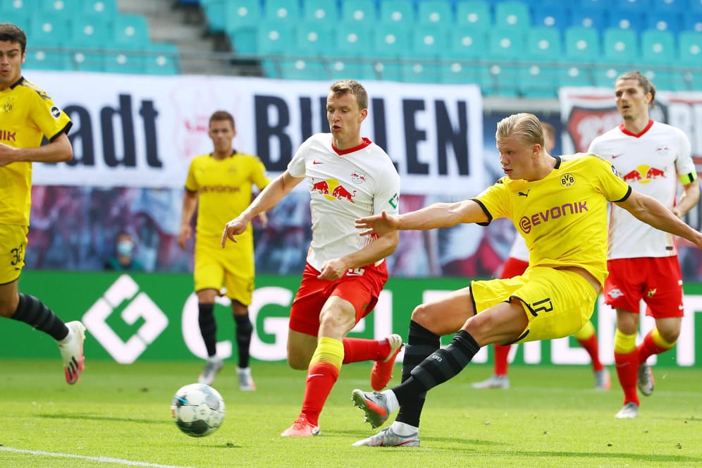 Dortmunds Haaland (M.) beim Abschluss im Spiel in Leipzig.