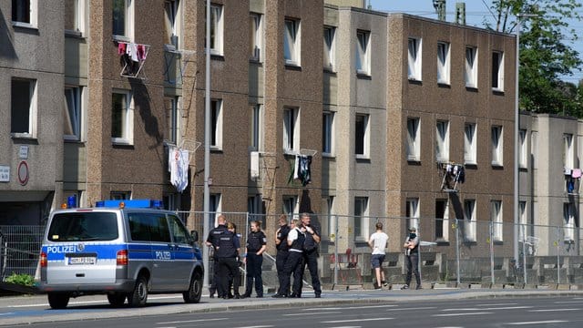 Einsatzkräfte der Polizei vor einem unter Quarantäne gestellten Wohngebäude. Einsatzkräfte der Polizei vor einem unter Quarantäne gestellten Wohngebäude.