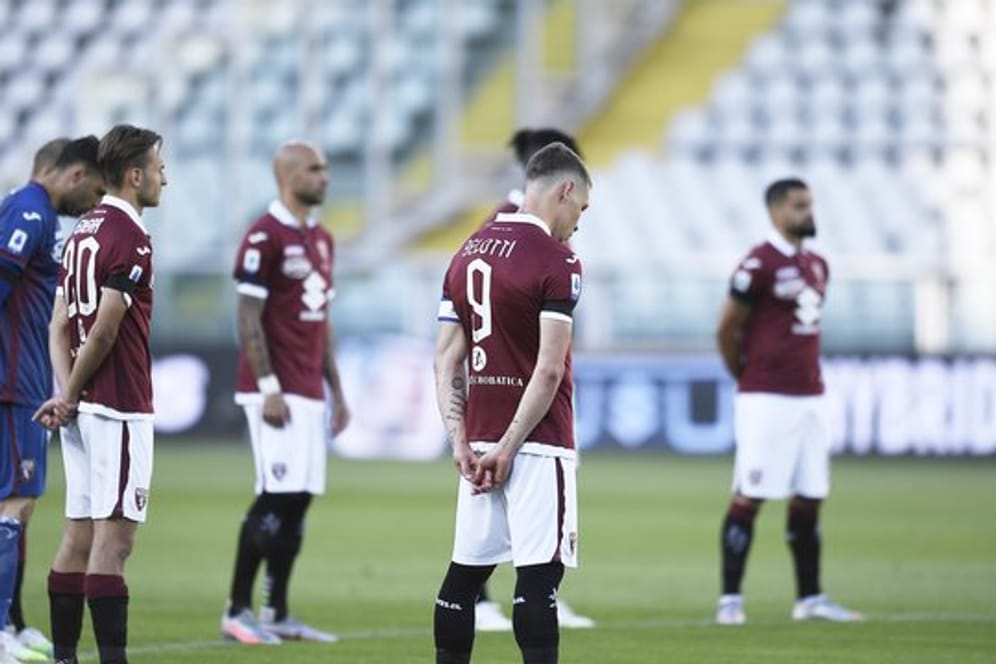 Vor der Partie standen alle Spieler für eine Schweigeminute zum Gedenken an die Covid-19-Opfer am Mittelkreis.