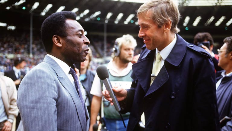Seit Jahrzehnten dabei: Tyler mit Pelé bei einem Jubiläumsspiel 1987.