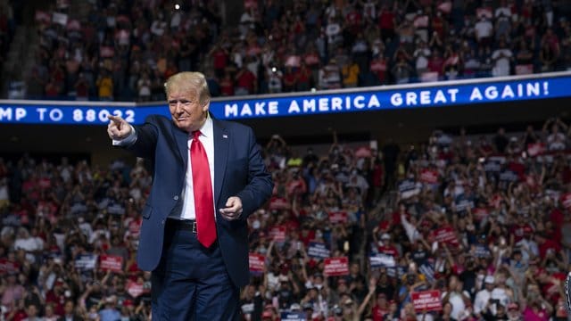 Donald Trump kommt zur Wahlkampfveranstaltung in Tulsa auf die Bühne. Donald Trump kommt zur Wahlkampfveranstaltung in Tulsa auf die Bühne.