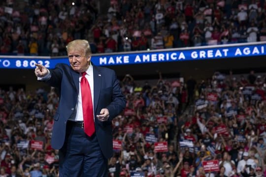 Donald Trump kommt zur Wahlkampfveranstaltung in Tulsa auf die Bühne.