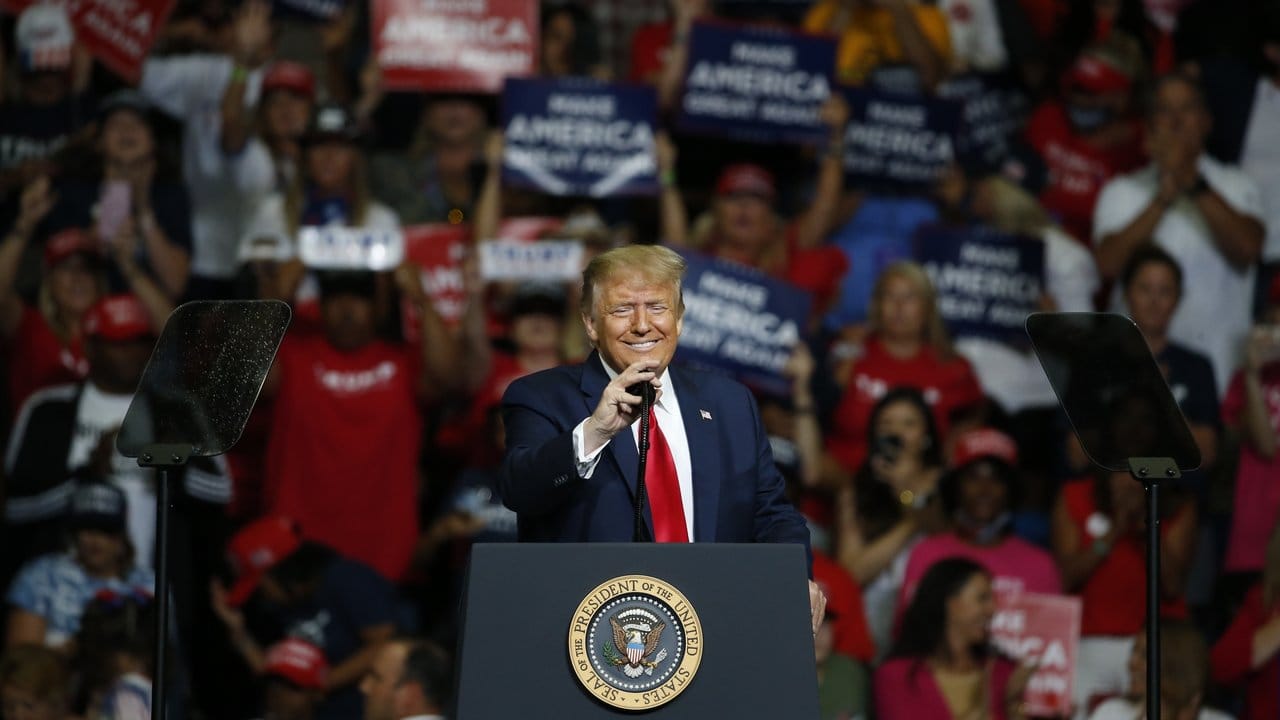 US-Präsident Donald Trump auf Wahlkampftour in Tulsa: Zwei seiner Mitarbeiter sind mit Covid-19 infiziert.