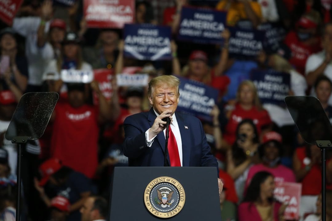 US-Präsident Donald Trump auf Wahlkampftour in Tulsa: Zwei seiner Mitarbeiter sind mit Covid-19 infiziert.