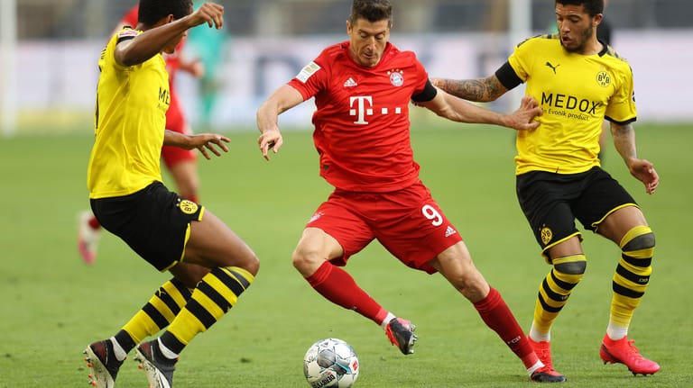 Topspiel: Bayerns Lewandowski (M.) gegen Dortmunds Sancho (r.).