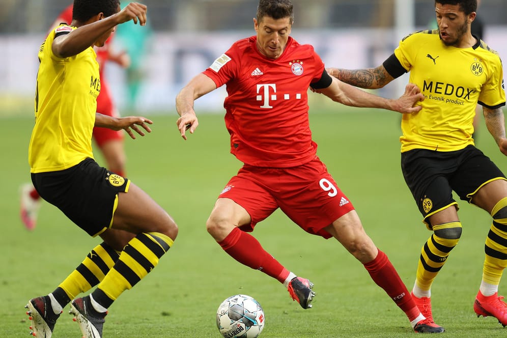 Topspiel: Bayerns Lewandowski (M.) gegen Dortmunds Sancho (r.).