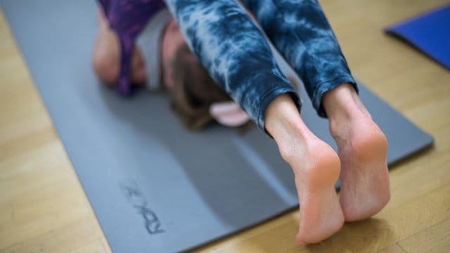 Regelmäßiges Yoga kann entspannend und stressreduzierend wirken.