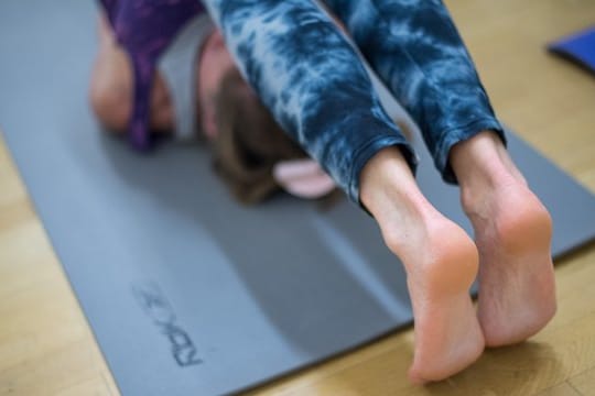 Regelmäßiges Yoga kann entspannend und stressreduzierend wirken.