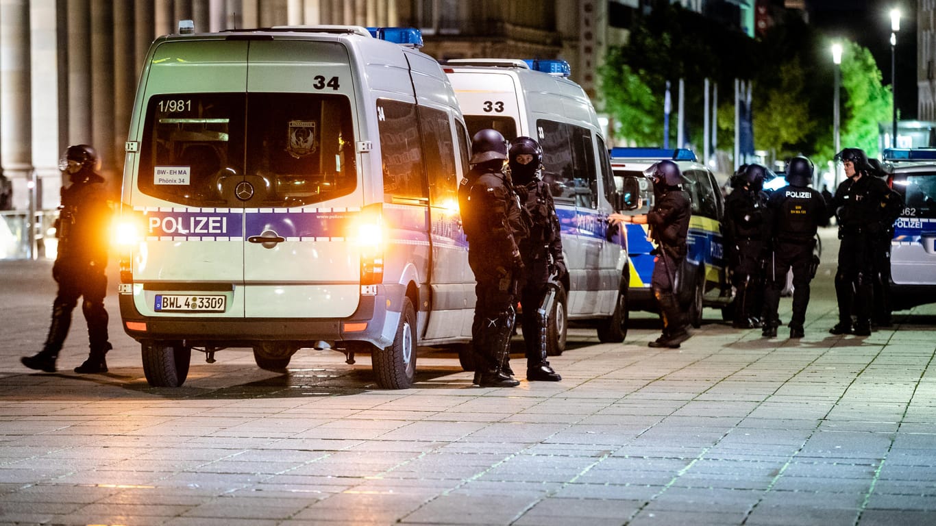 Einheiten der Polizei stehen in der Innenstadt: In der Nacht zum Sonntag haben mehreren 100 Menschen in Stuttgart randaliert.