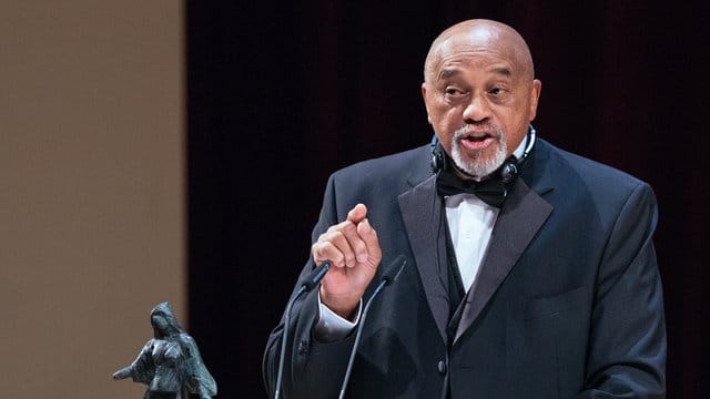 Der frühere US-Sprinter und Olympiasieger Tommie Smith begrüßt die Protestaktionen der Bundesliga-Profis. Der frühere US-Sprinter und Olympiasieger Tommie Smith begrüßt die Protestaktionen der Bundesliga-Profis.