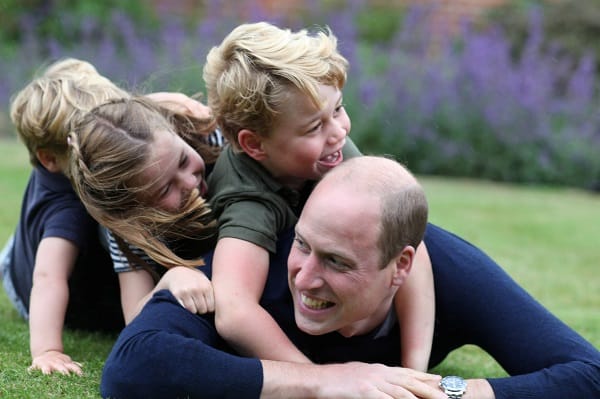 Toben im royalen Garten: William und seine drei Kids haben sichtbar Spaß.