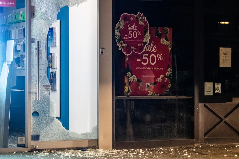 In Stuttgart haben Hunderte Menschen randaliert. Die Eingangstür eines Geschäfts für Mobiltelefone ist völlig zerstört worden.