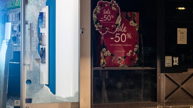 In Stuttgart haben Hunderte Menschen randaliert. Die Eingangstür eines Geschäfts für Mobiltelefone ist völlig zerstört worden.