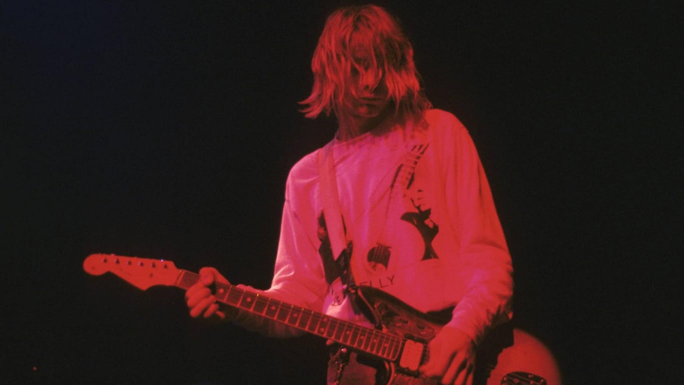 Kurt Cobain 1991 bei einem Konzert in London: Eine seiner früheren Gitarren wurde jetzt zu einem absoluten Rekordpreis versteigert.