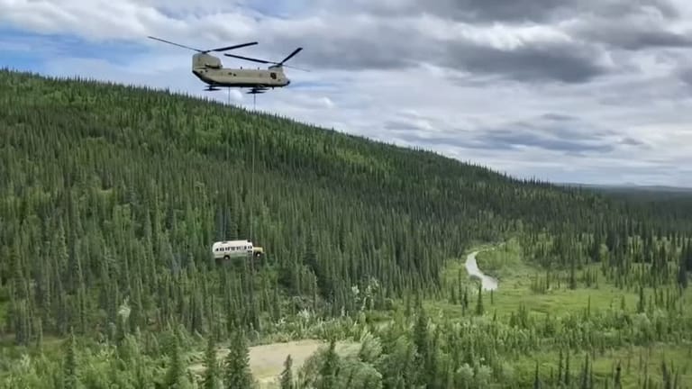 Am Haken: Der "Into the Wild"-Bus wurde aus der Wildnis Alaskas entfernt.