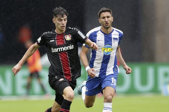 Leverkusens Kai Havertz (l) im Zweikampf mit Herthas Marko Grujic.
