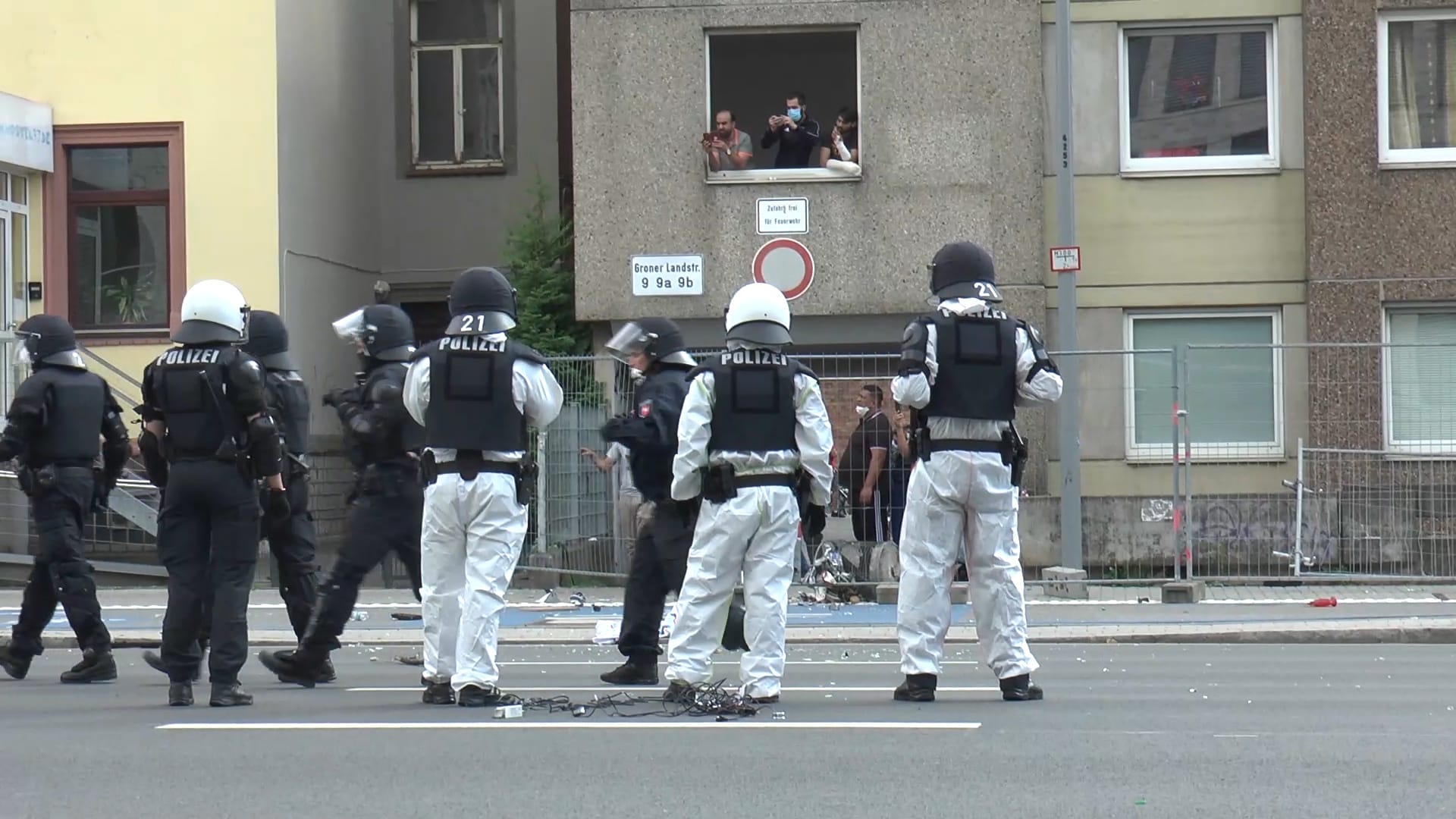 Polizisten verletzt: Bei Ausschreitungen am Göttinger Quarantäne-Hochhaus-Block haben Bewohner Gegenstände aus ihren Fenstern geworfen.