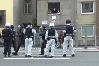 Polizisten verletzt: Bei Ausschreitungen am Göttinger Quarantäne-Hochhaus-Block haben Bewohner Gegenstände aus ihren Fenstern geworfen.
