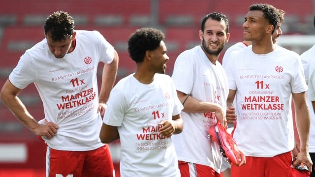 Die Mainzer Spieler feiern den Klassenverbleib mit einem ganz besonderen T-Shirt. Die Mainzer Spieler feiern den Klassenverbleib mit einem ganz besonderen T-Shirt.