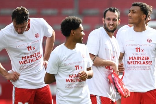 Die Mainzer Spieler feiern den Klassenverbleib mit einem ganz besonderen T-Shirt.