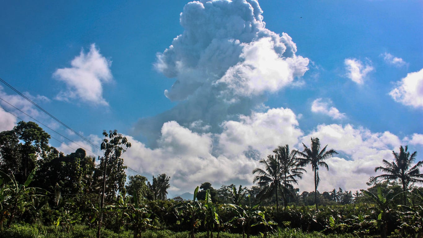 Eine Aschewolke wird von dem Vulkan ausgestoßen: Auf der indonesischen Insel Java ist am Sonntag erneut der Vulkan Merapi ausgebrochen.