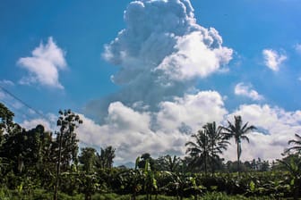 Eine Aschewolke wird von dem Vulkan ausgestoßen: Auf der indonesischen Insel Java ist am Sonntag erneut der Vulkan Merapi ausgebrochen.