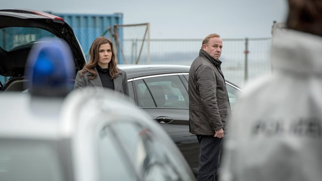 Kommissarin Nina Petersen (Katharina Wackernagel) und Kommissar Karl Hidde (Alexander Held) sind schockiert, als sie den Tatort an der alten Werft erreichen.
