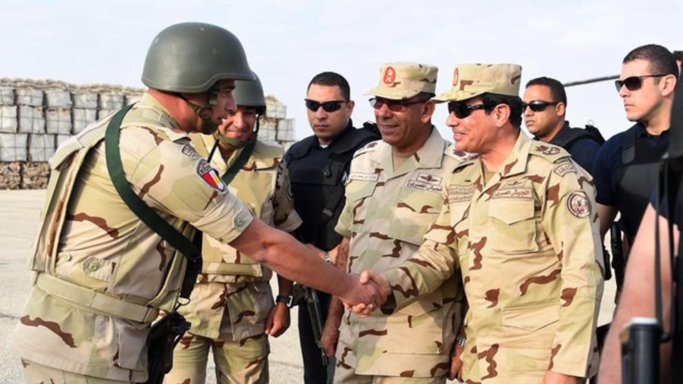 Ägyptens Präsident Al-Sisi im Sommer 2015 bei einem Besuch von Soldaten auf der Sinai-Halbinsel.