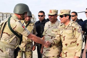 Ägyptens Präsident Al-Sisi im Sommer 2015 bei einem Besuch von Soldaten auf der Sinai-Halbinsel.
