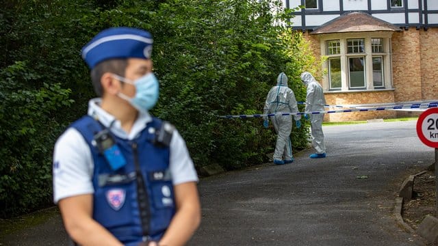 Polizisten in Schutzanzügen am Tatort in der belgischen Stadt Brügge.