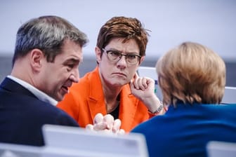 CSU-Chef Markus Söder zusammen mit Annegret Kramp-Karrenbauer und Bundeskanzlerin Angela Merkel.