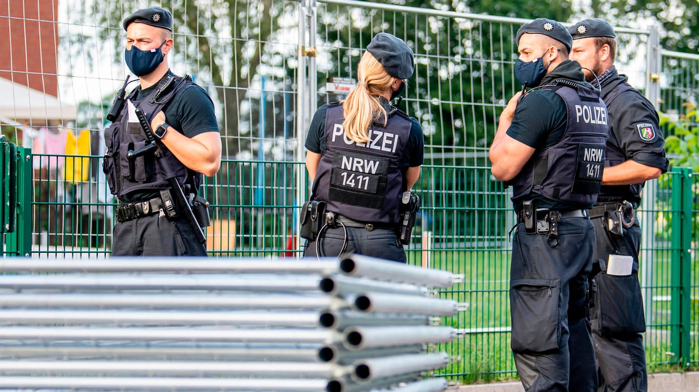 Polizisten an einer Quarantänezone in Verl: Einzelne Tönnies-Mitarbeiter sollen abgereist sein.