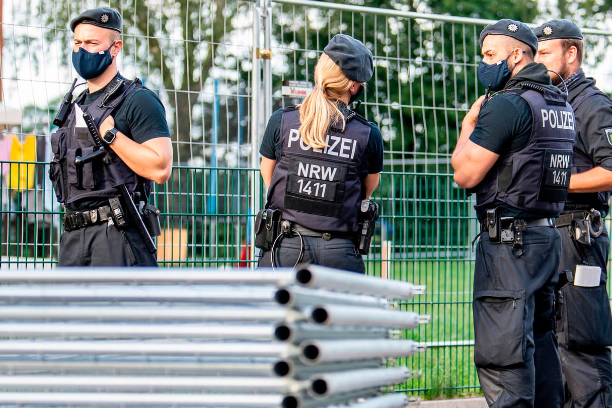 Polizisten an einer Quarantänezone in Verl: Einzelne Tönnies-Mitarbeiter sollen abgereist sein.