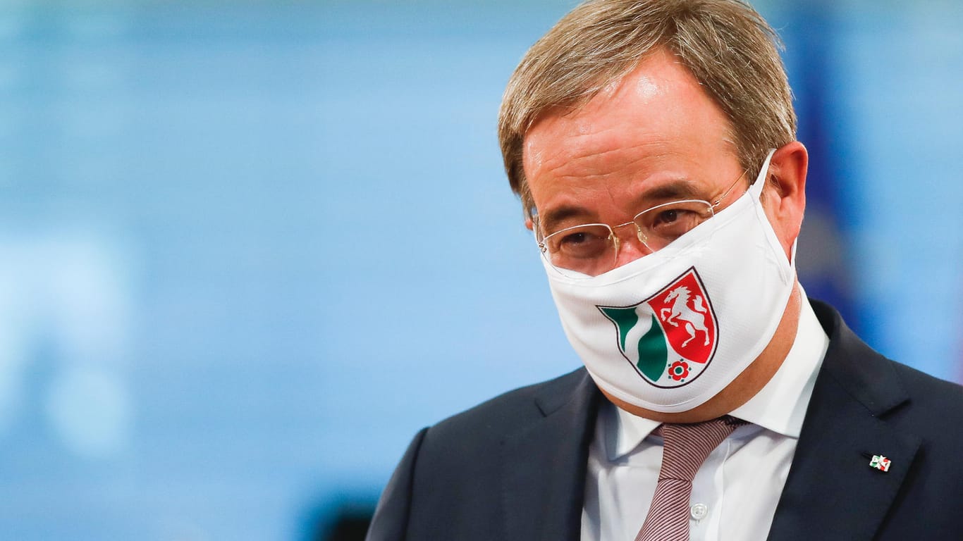 Armin Laschet mit NRW-Gesichtsmaske: Der Ministerpräsident wird sich im Landtag für den Umgang mit dem Corona-Ausbruch verantworten müssen.