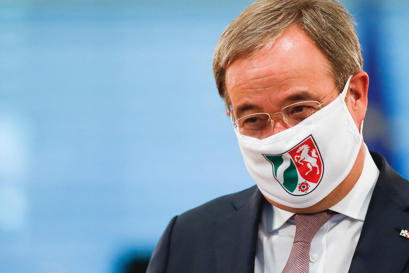 Armin Laschet mit NRW-Gesichtsmaske: Der Ministerpräsident wird sich im Landtag für den Umgang mit dem Corona-Ausbruch verantworten müssen.