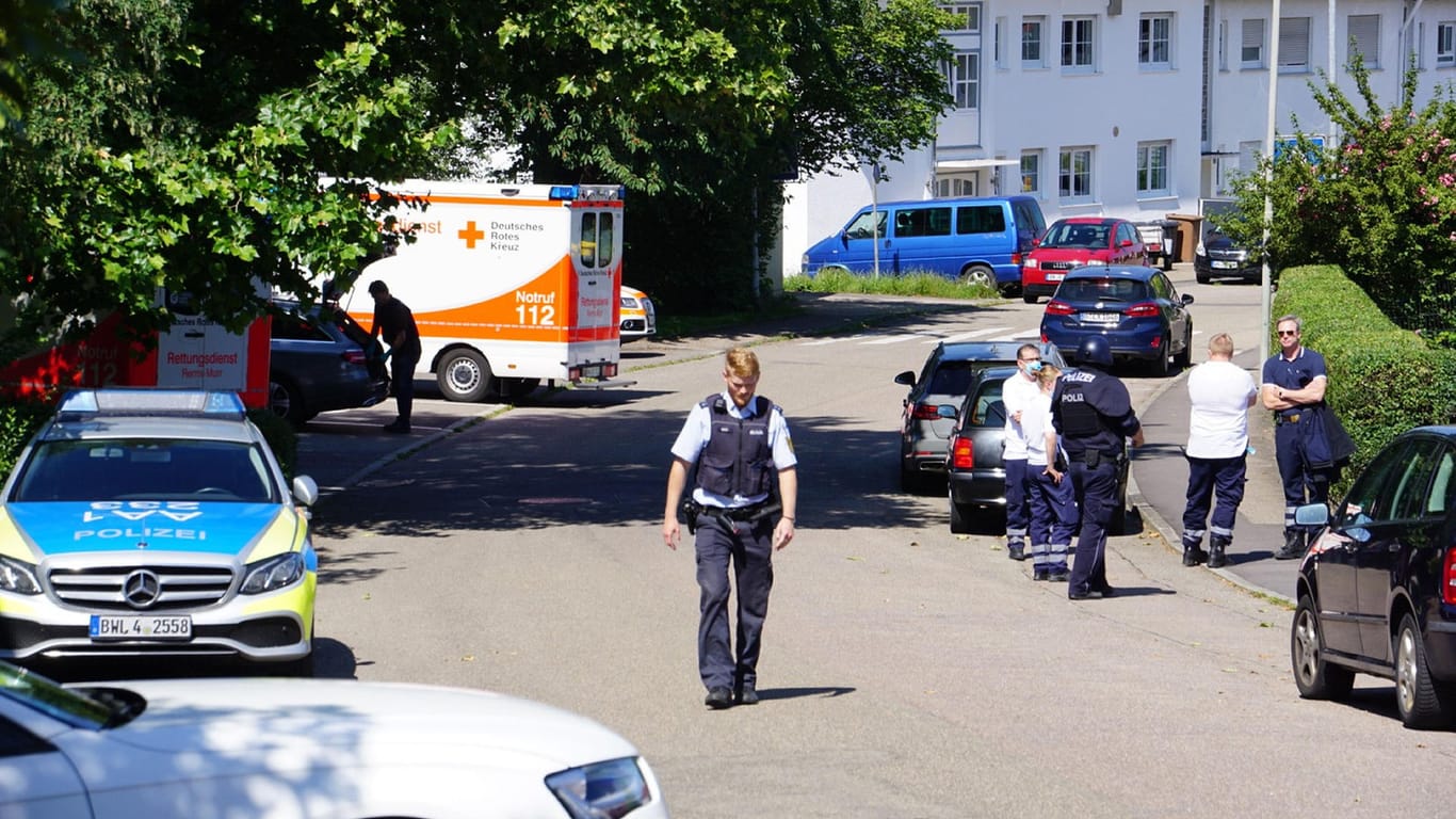 Einsatzkräfte in der Nähe des Tatorts: Die 41-Jährige und die ihre neunjährige Tochter wurden tot in ihrer Wohnung gefunden.